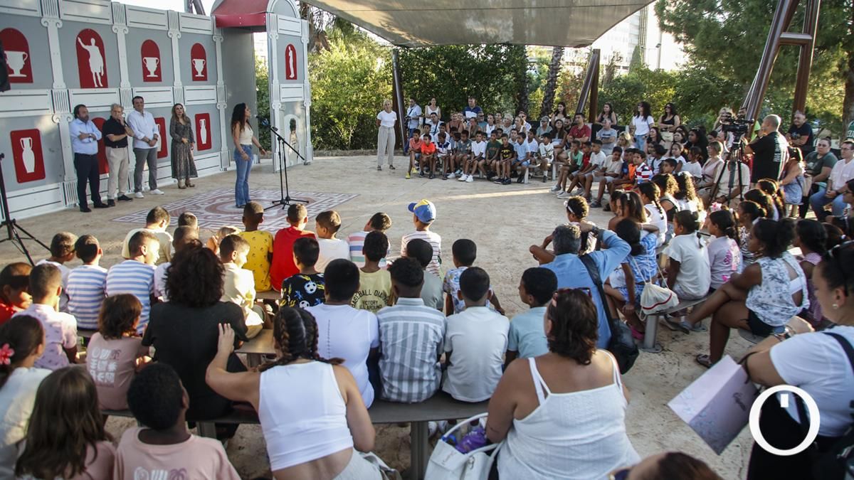 Niños saharauis del programa 'Vacaciones en paz' visitan la Ciudad de los Niños.