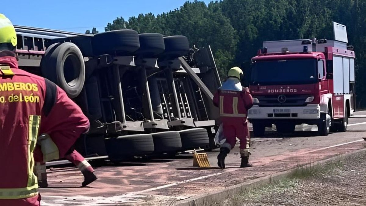 El choque de dos camiones en el Páramo leonés deja un herido, derrama gasoil y corta parte de la autovía A-6