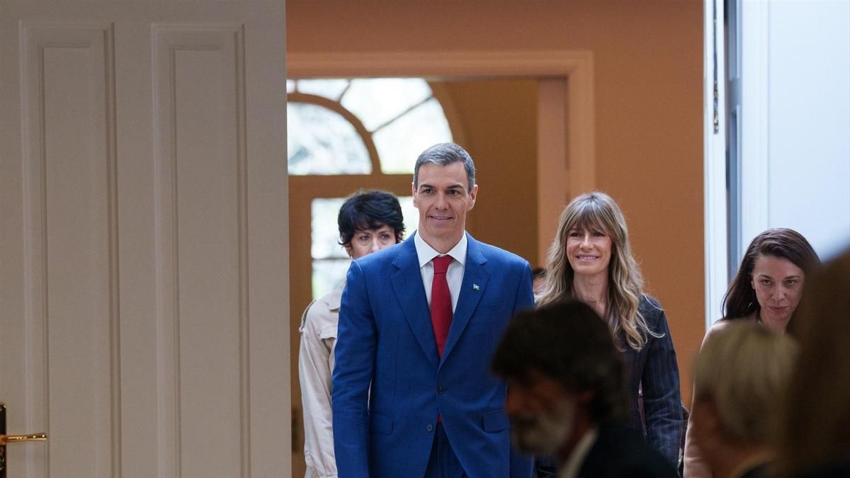 El juez Peinado cita a Begoña Gómez para retirarle el pasaporte el día que Sánchez comparece para hablar de corrupción