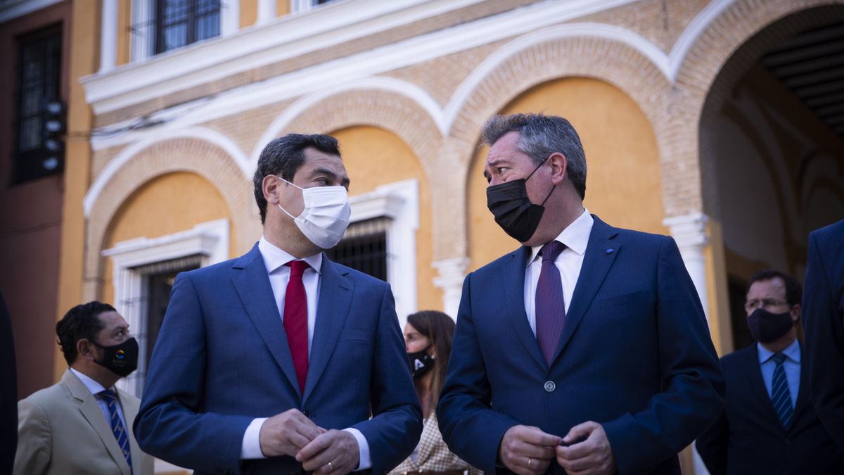 El presidente de la Junta, Juanma Moreno (i), junto el alcalde de Sevilla, Juan Espadas (d), en el acto de la foto oficial de la Eurocopa en el Real  Alcázar, a 25 de mayo de 2021, en Sevilla (Andalucía).