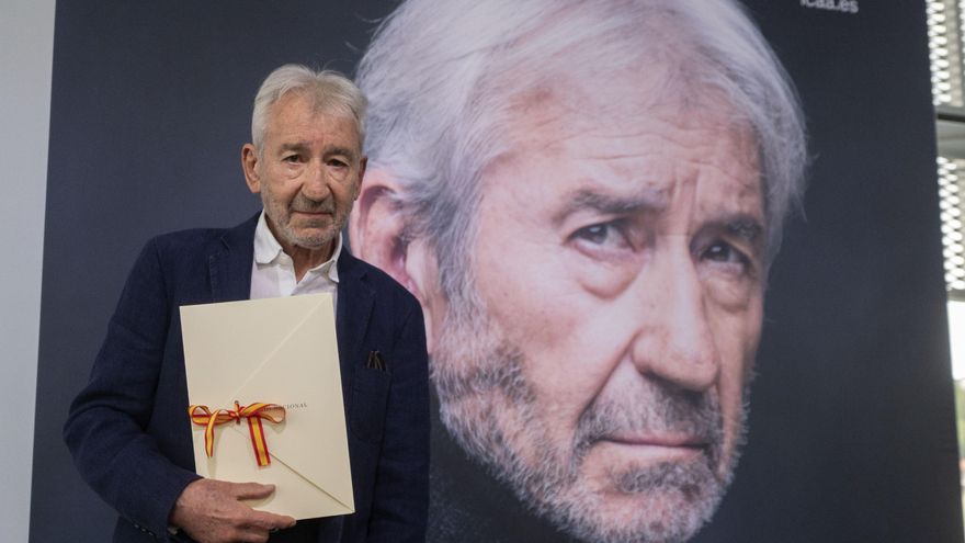El actor José Sacristán posa con el Premio Nacional de Cinematografía 2021, en el centro cultural Tabakalera, a 20 de septiembre de 2021, en San Sebastián, País Vasco, (España).
