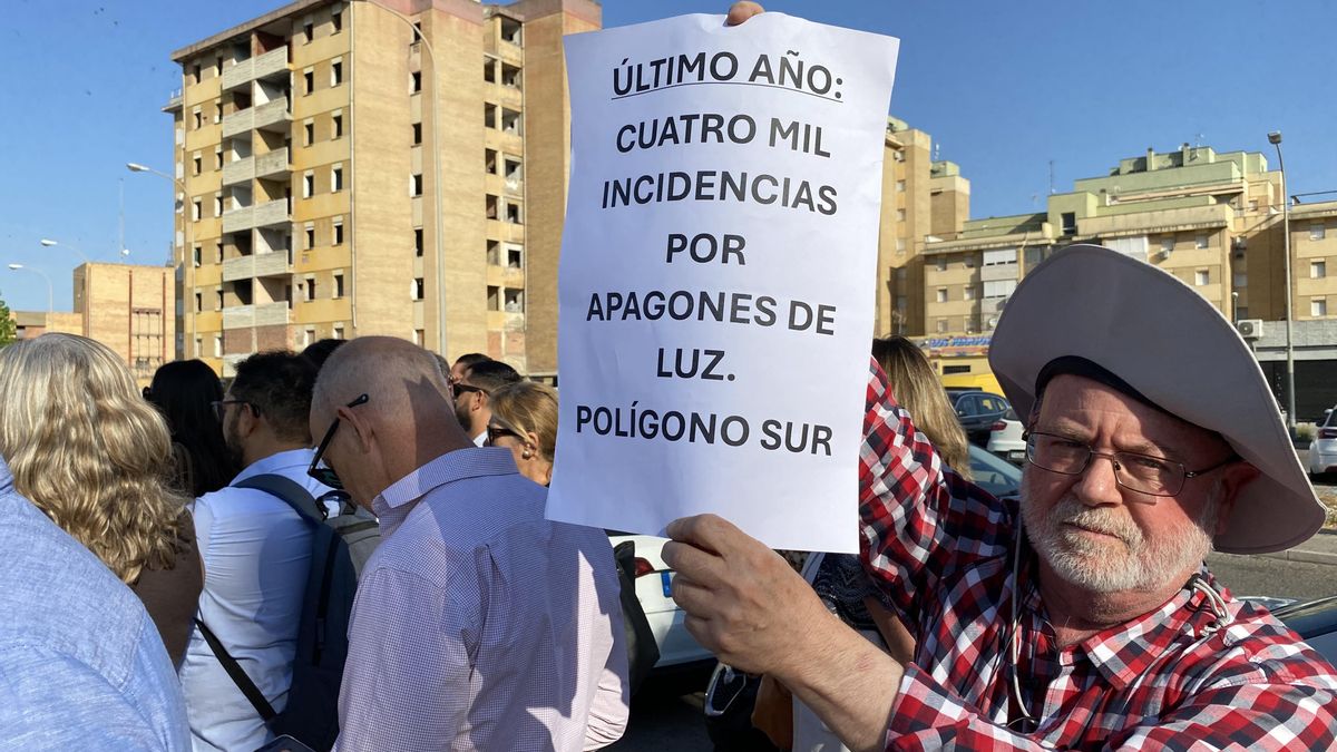 Manuel Rosa, con su cartel denunciando los continuos cortes de luz en el Polígono Sur.