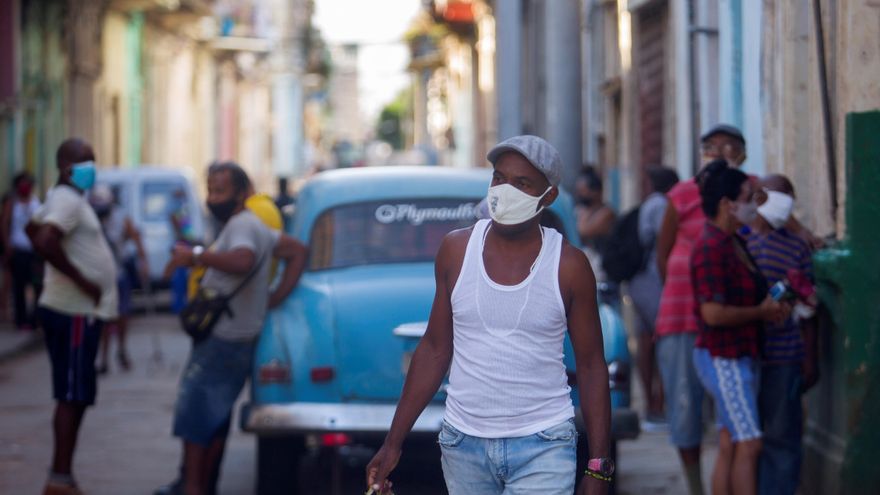 Un hombre camina por una calle con cubetas de huevos el martes 13 de julio del 2021, en La Habana. EFE/Yander Zamora