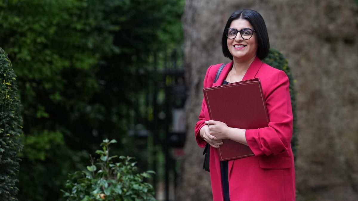 La ministra del Interior, Shabana Mahmood, llegando a una reunión del Gobierno este mayo en Londres.