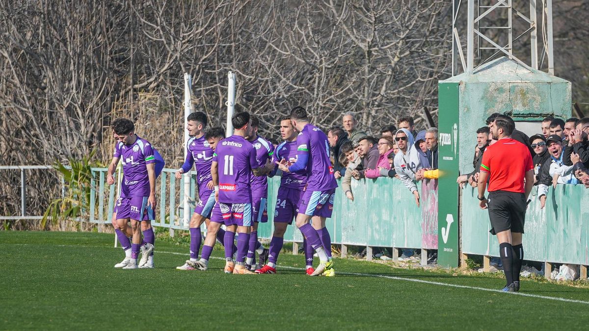 El Ciudad de Lucena se lleva un derbi clave para afianzarse líder