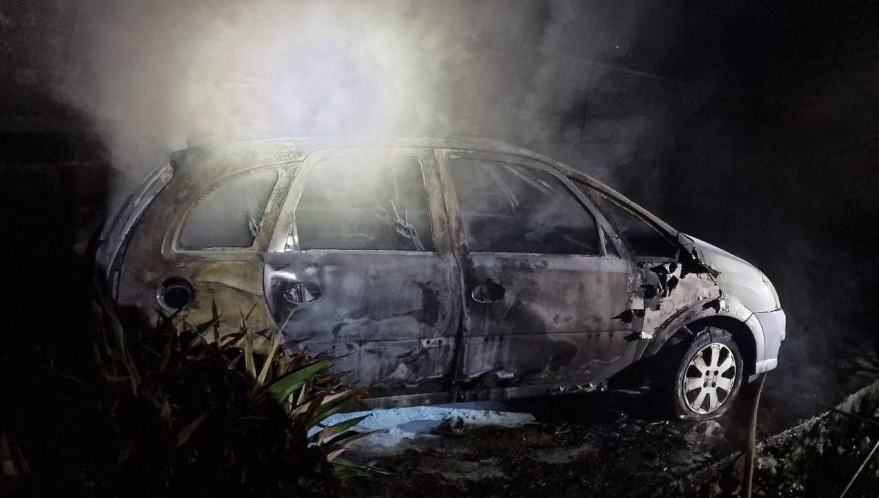 Estado del vehículo tras el incendio. BOMBEROS LA PALMA