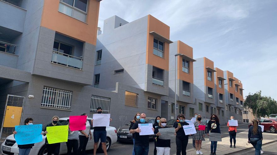 Vecinos de viviendas protegidas en el sur de Tenerife denuncian que fondos buitre intentan triplicar su alquiler de forma irregular