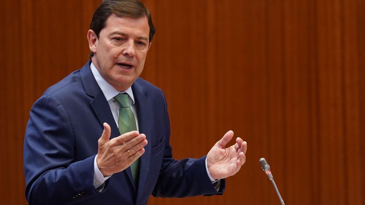 Mañueco firma su "contrato" con Vox y anuncia una legislatura contra la "corrupción y la mentira"