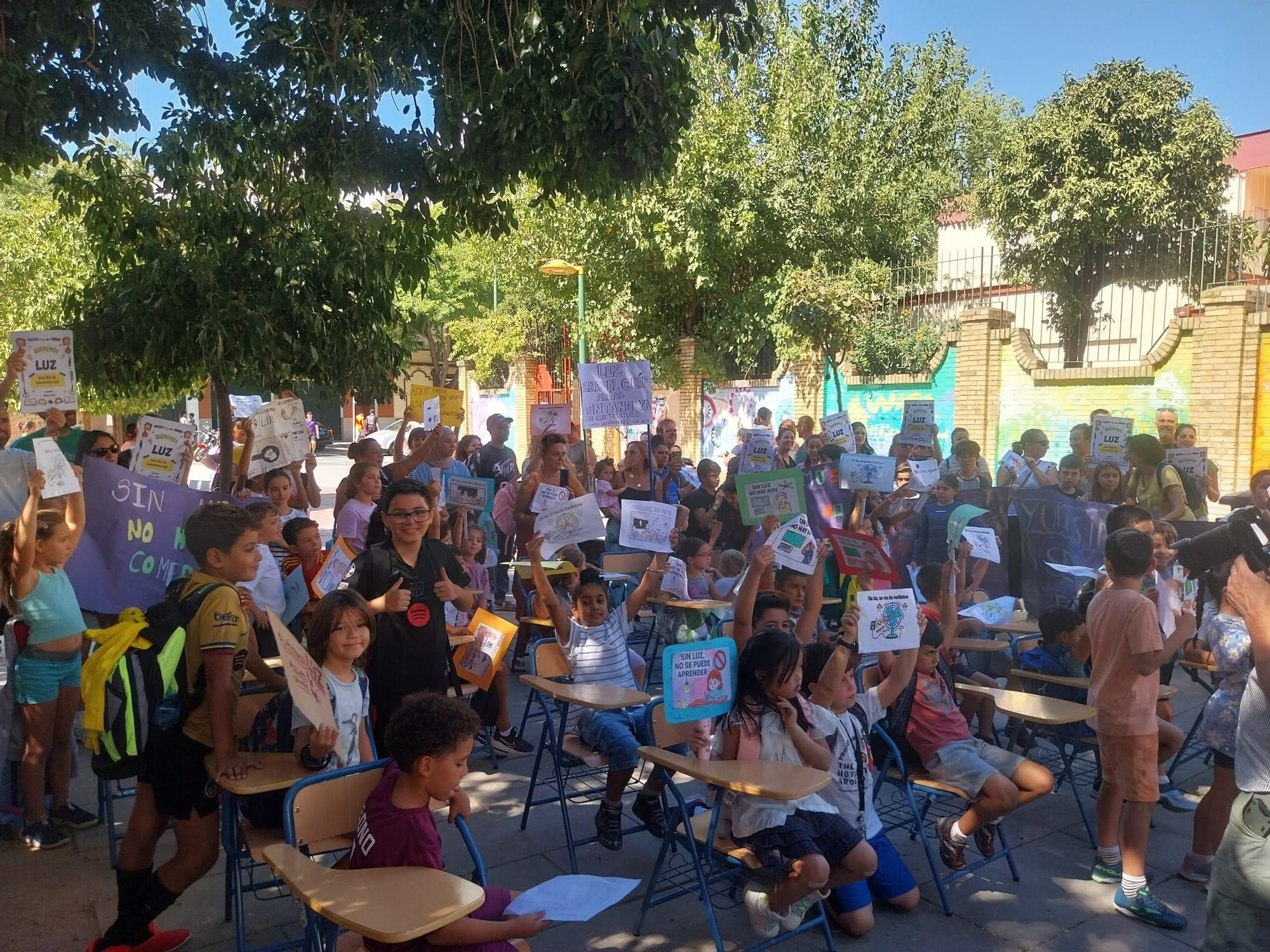 La concentración se ha celebrado a las puertas del colegio para escenificar el malestar que sufren en las aulas