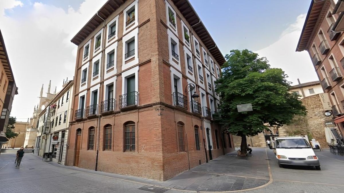 El frondoso castaño de la calle Ave María de León en el verano de 2025, hace apenas cuatro meses.