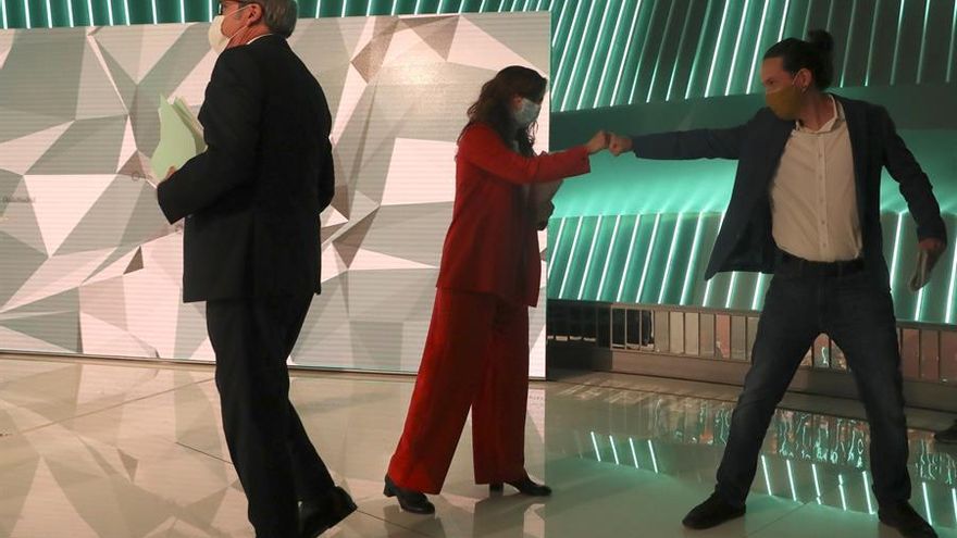 Monica García choca el puño con Pablo Iglesias.