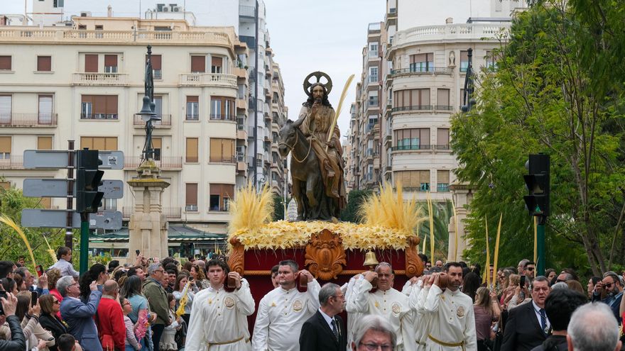 Las procesiones de La Borriquita, con permiso de la lluvia, inauguran la Semana Santa