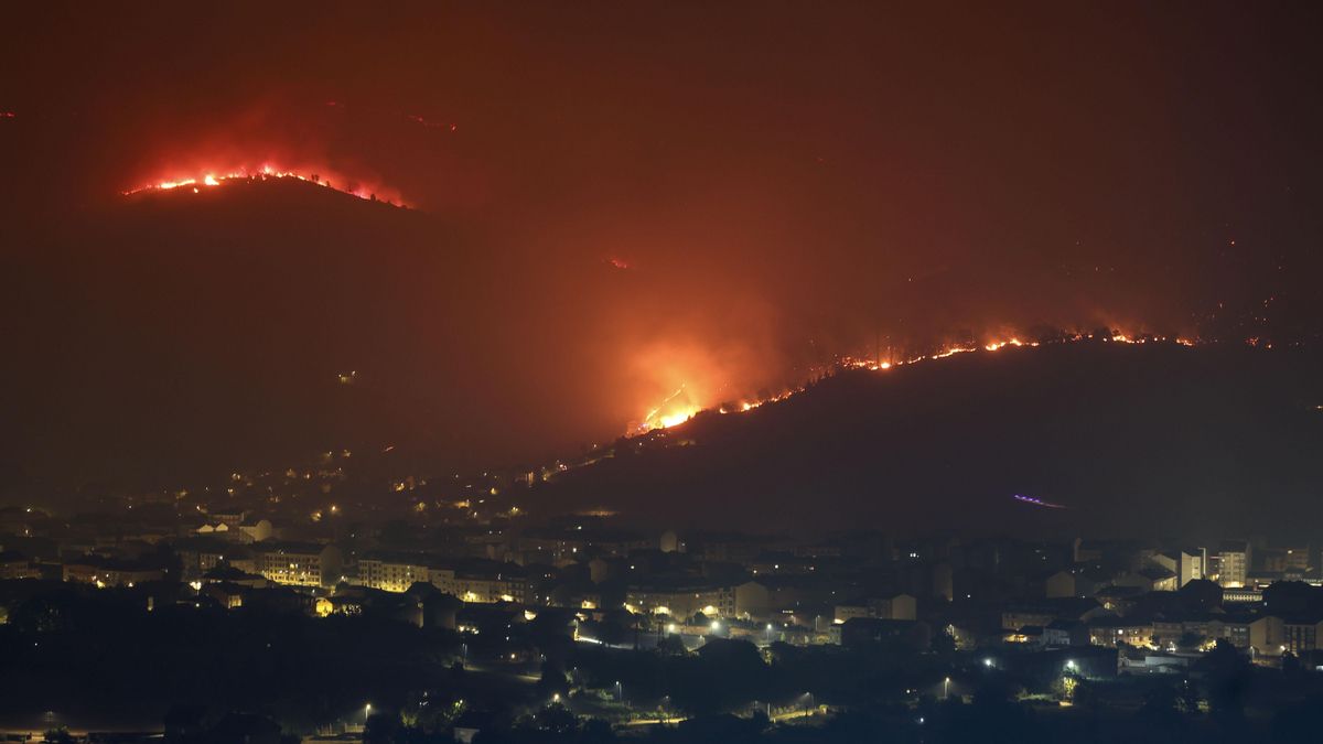 Vista de las llamas en Vilamartin de Valdeorras y O Barco de Valdeorras mientras continúa activo el incendio forestal de A Rúa (Ourense).