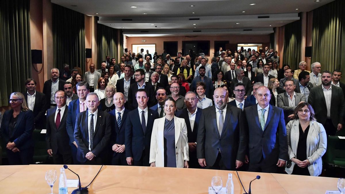 La presidenta balear, Marga Prohens (PP), posa junto a más de un centenar de representantes económicos, políticos y sociales con el propósito de activar el Pacto para la Sostenibilidad de Balears