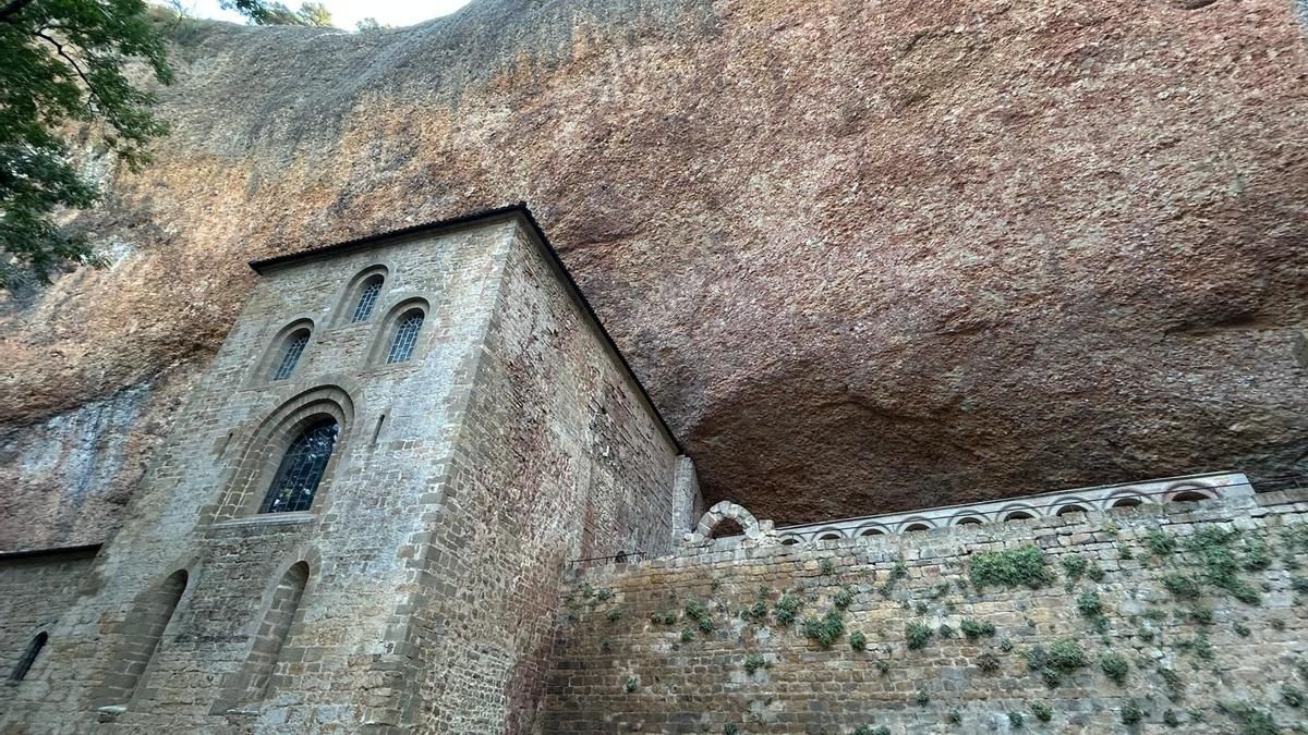 Los monasterios de San Juan de la Peña resisten al incendio, aunque las llamas dejan su huella en la roca y el entorno