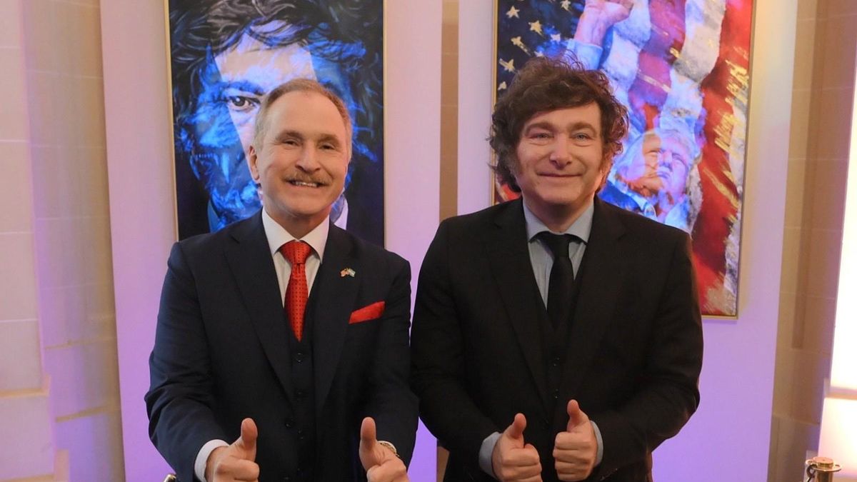 Peter Lamelas y Javier Milei posan en la residencia del embajador estadounidense delante de cuadros del Presidente argentino y de Donald Trump.