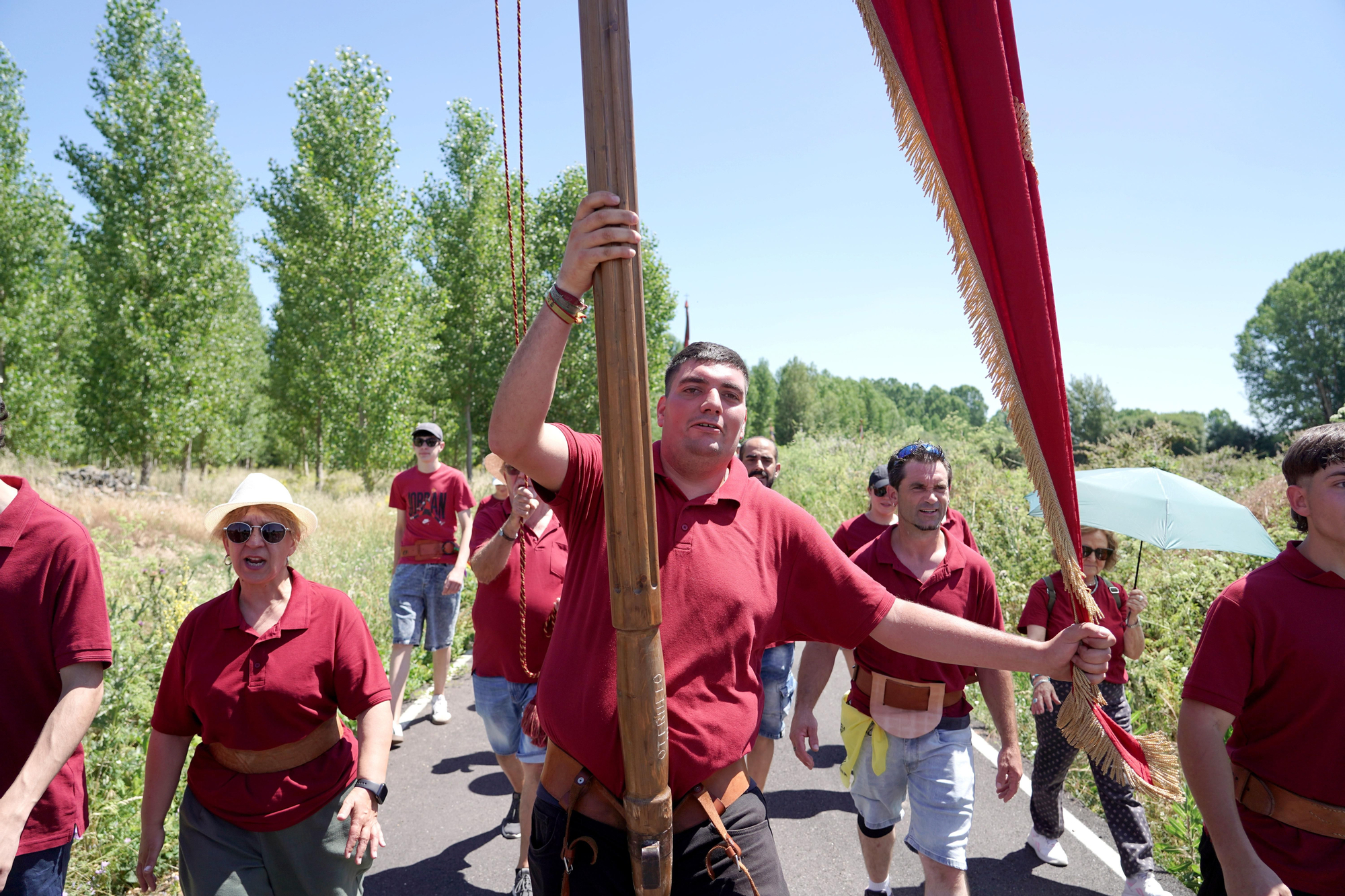 Orgullo de pendones en Oteruelo de la Valduerna para airear la seña de identidad leonesa