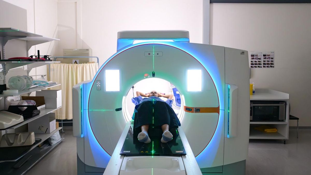 Un paciente se somete a un TAC en una sala de diagnóstico por imagen.