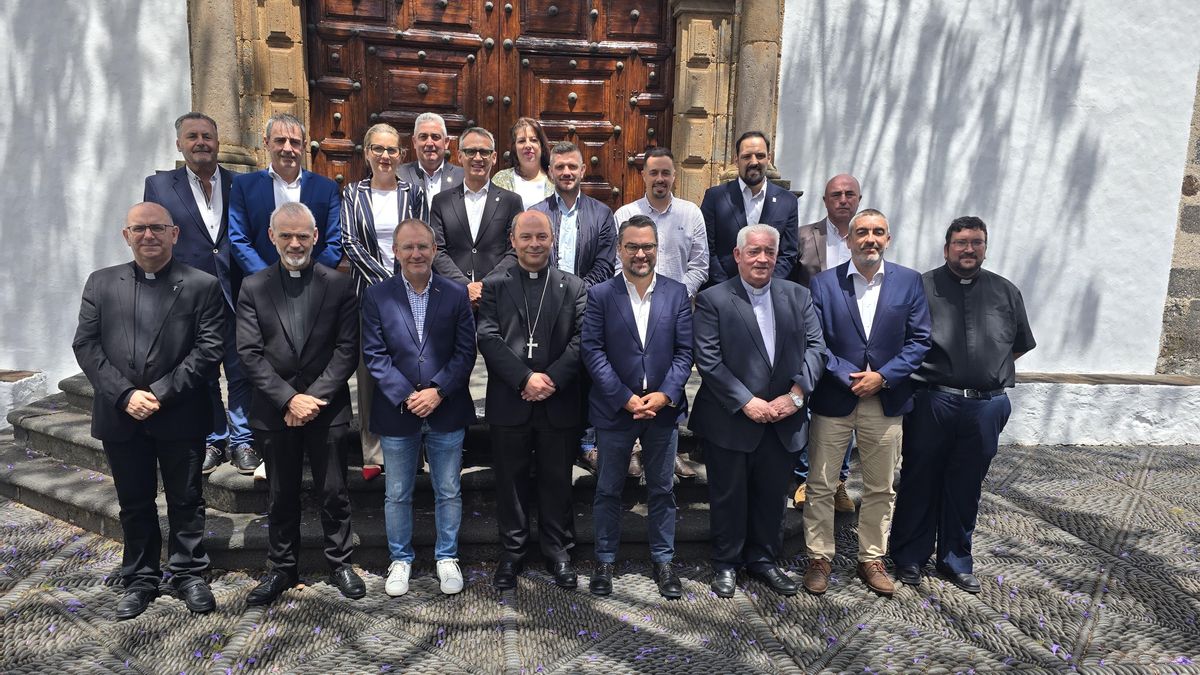 El obispo de la Diócesis Nivariense, Eloy Santiago, con el presidente del Cabildo de La Palma,  Sergio Rodríguez;   el director insular de la Administración General del Estado, Carlos García, 
 y  los alcaldes de la Isla, en el Real Santuario de Las Nieves.