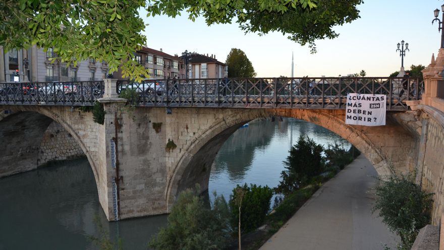 Cartel colgando en el Puente Viejo del Colectivo Fuste