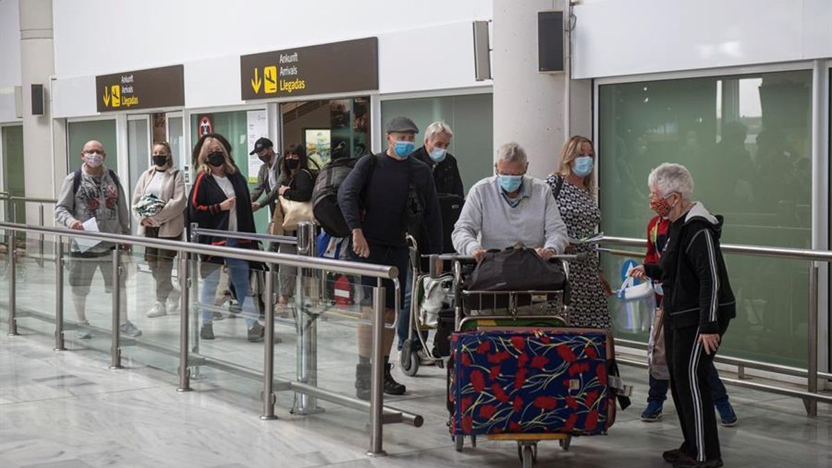 Turistas llegando al aeropuerto de Lanzarote este sábado