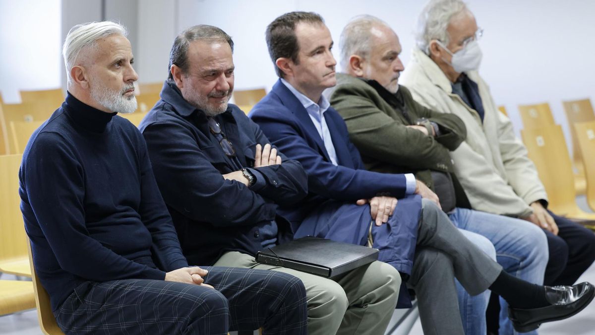 Marcos Benavent (primero por la izquierda) con Vicente Burgos, a su lado.