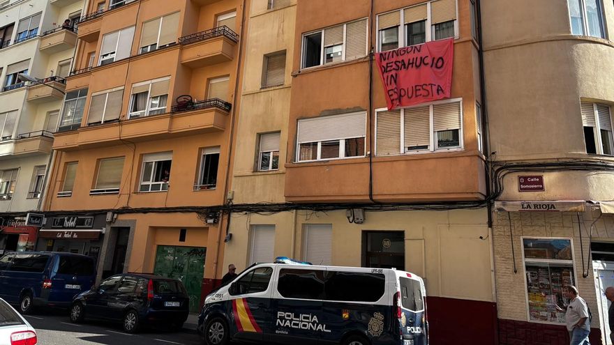 Policía y cerrajeros han acudido esta mañana a la vivienda, que ya estaba vacía