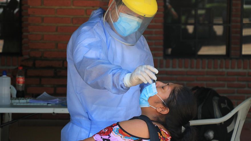 Una persona se realiza una prueba PCR o antígeno nasal, en Santa Cruz (Bolivia), en una fotografía de archivo.