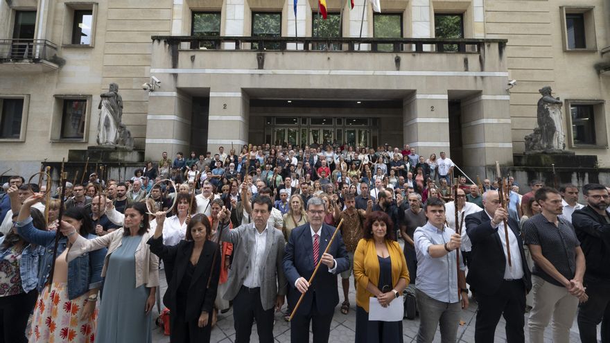 Alcaldes y alcaldesas de Euskadi levantando las makilas a modo de protesta