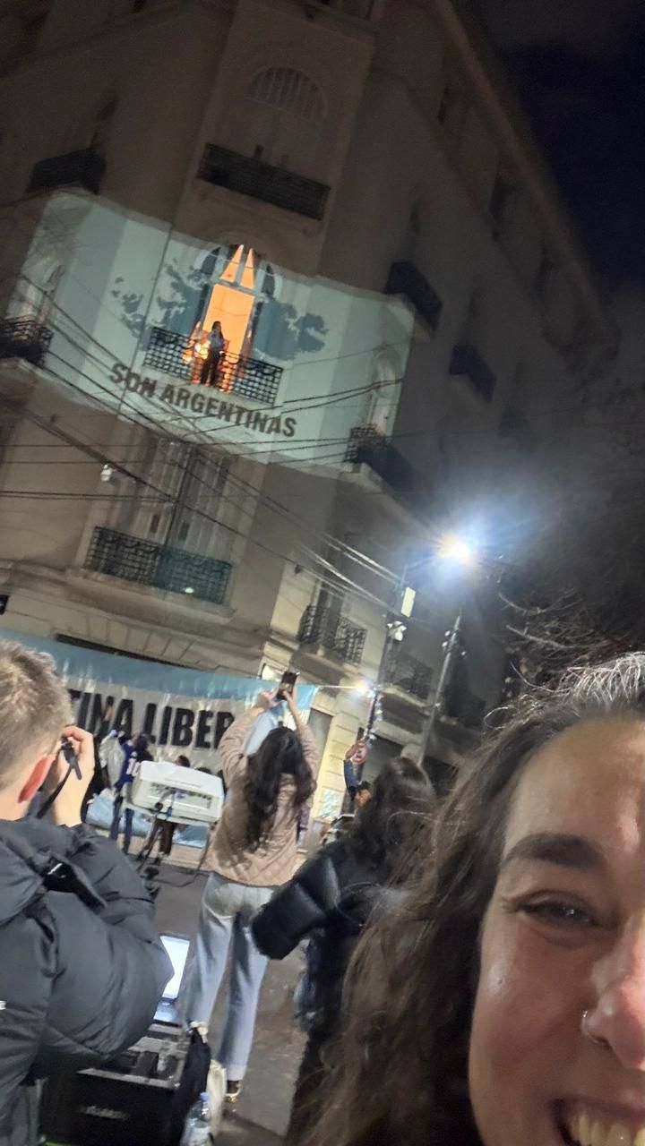 Hinchas festejaron en la casa de Cristina Kirchner. 