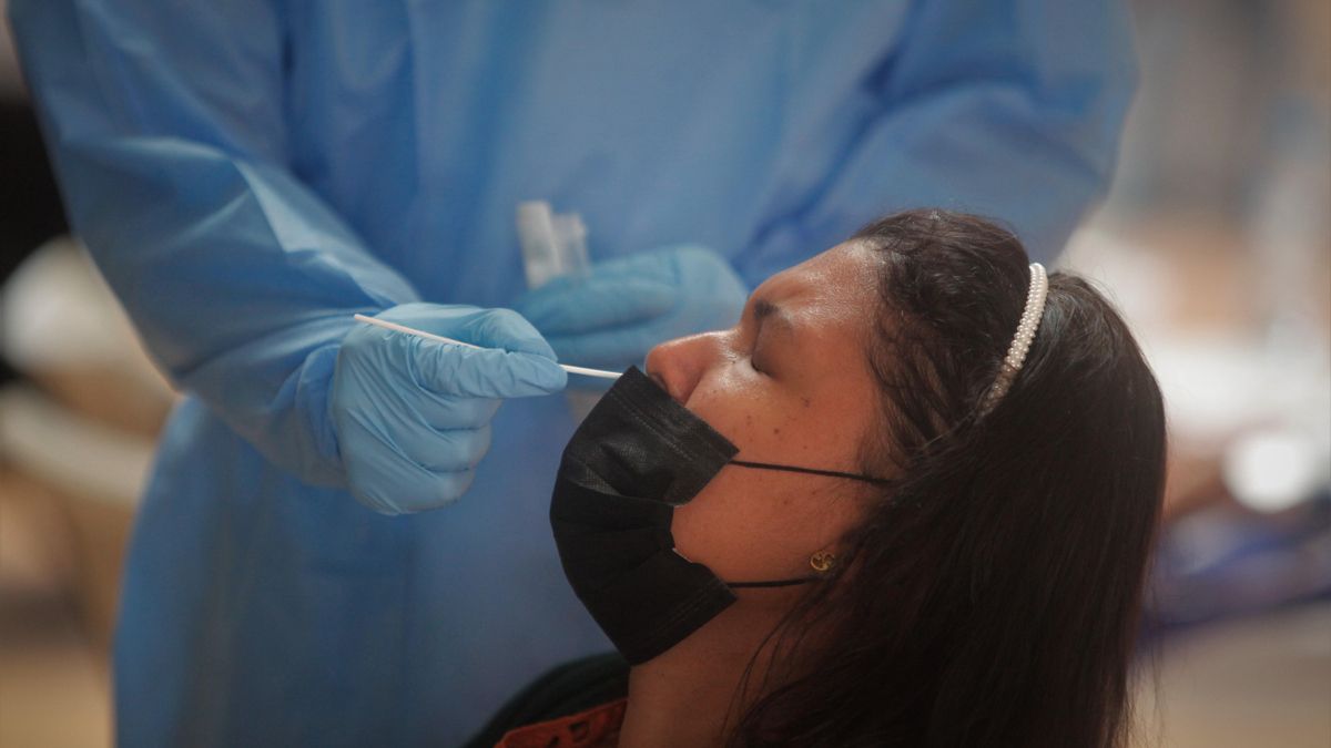 Una persona se realiza una prueba para detectar la covid-19 en Ciudad de Panamá, en una fotografía de archivo. EFE/ Carlos Lemos