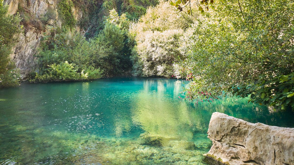 Con un lago cristalino en su entrada, esta cueva malagueña de 10 kilómetros ya era habitada en el Paleolítico