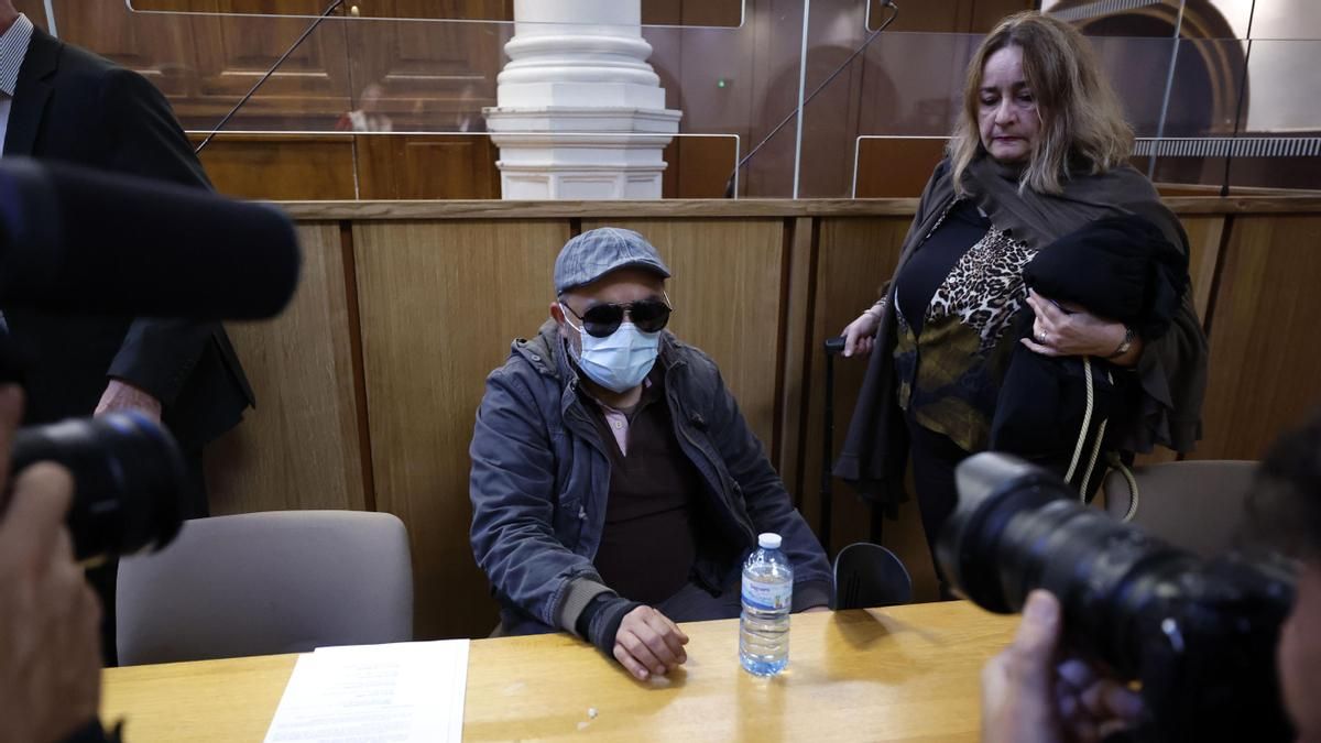 Husamettin Dogan, el único de los condenados por violar a Gisèle Pelicot que recurrió la sentencia, llega al tribunal de Nimes este miércoles