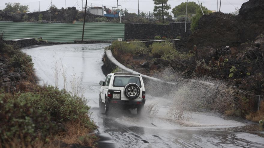 Una carretera encharcada en La Palma, donde se ha mezclado el agua con la ceniza