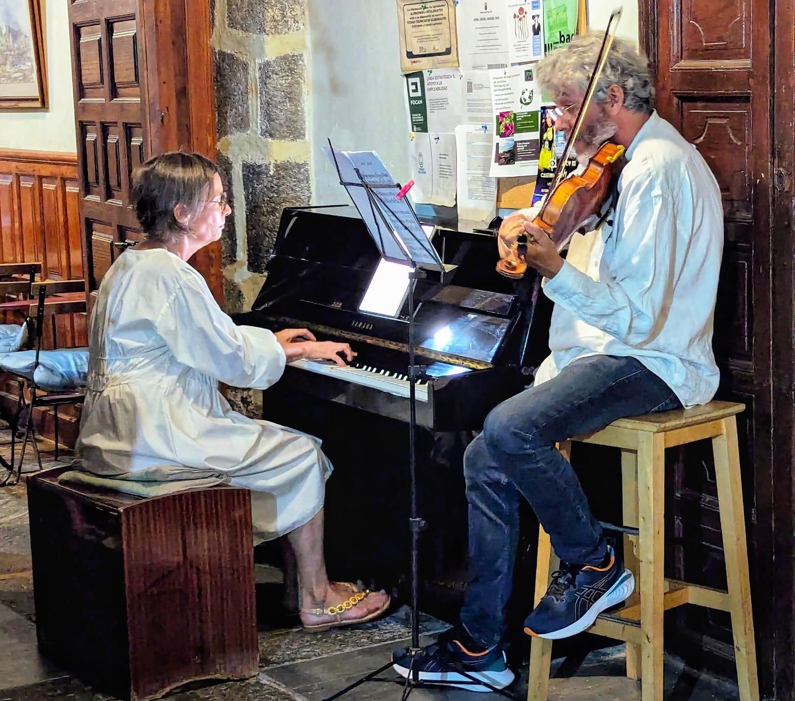 La pianista inmaculada Marrero y el violinista Gonzalo Cabrera amenizaron la velada literaria. Foto: JOSÉ F. AROZENA