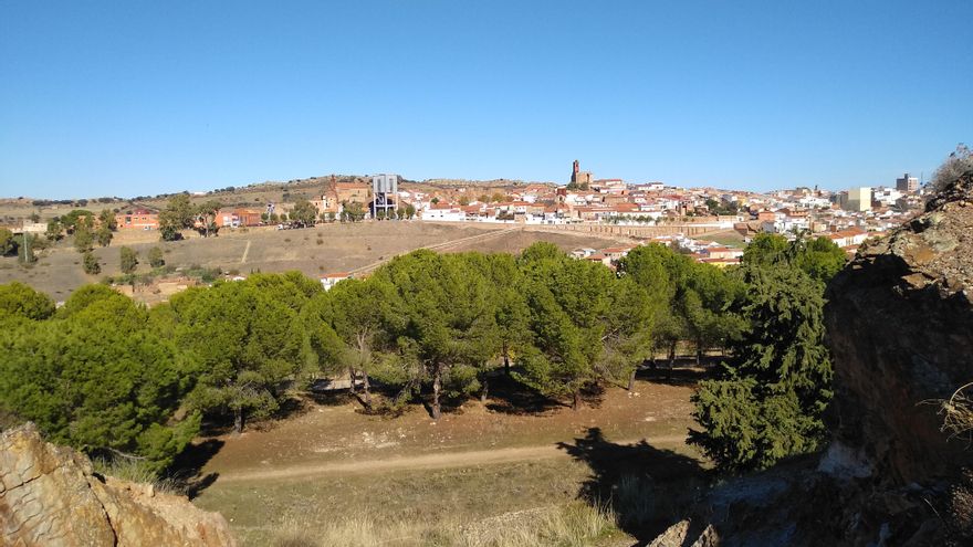 Vista general de Almadén y su cuenca minera. M. Fernández