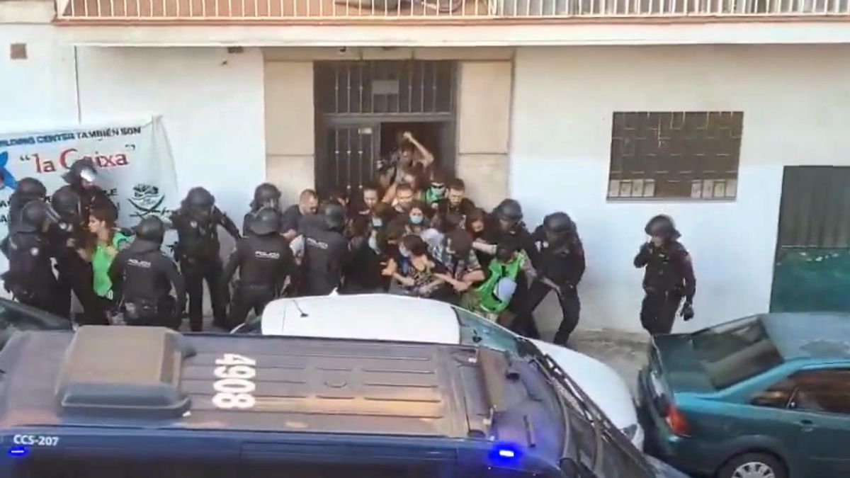 Desahucio de Adolfo en Vallecas: "multas" y "porrazos" contra el muro humano que quiso frenarlo en su casa y en Caixabank