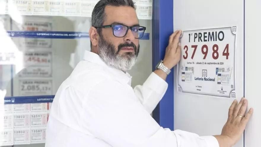 Dos desconocidos dejan un sobre con 4.100 euros a una persona sin hogar en una administración de lotería en Málaga