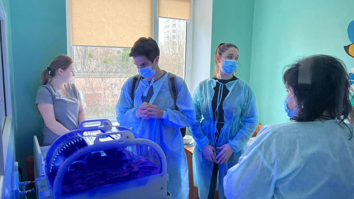 Pablo Sánchez Bergasa, en una visita a un hospital en el que hacen uso de sus incubadoras de bajo coste.