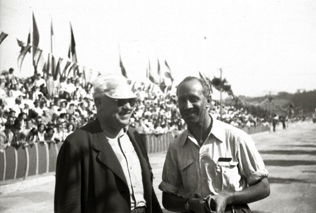 Dos hombres, en la zona de meta
