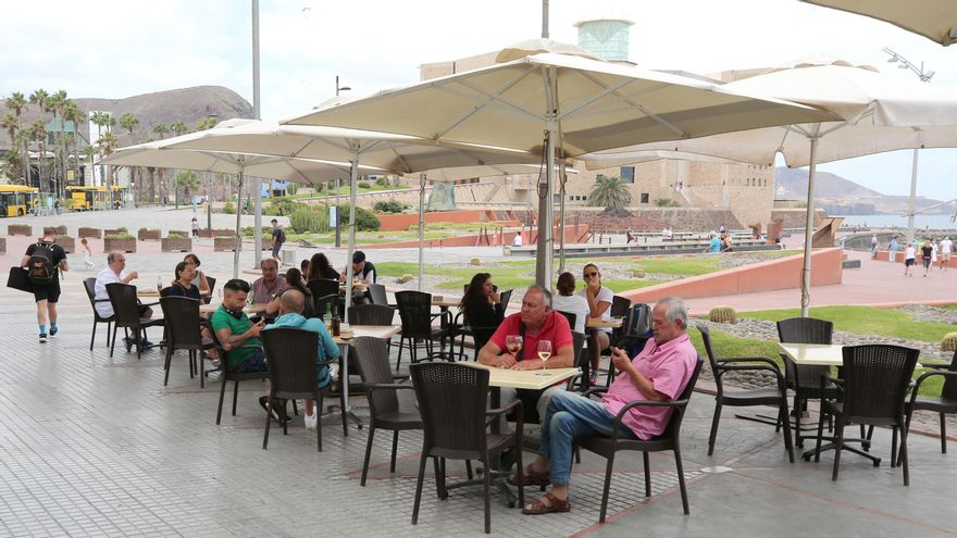 La gente disfruta de una cafetería en la playa de Las Canteras.