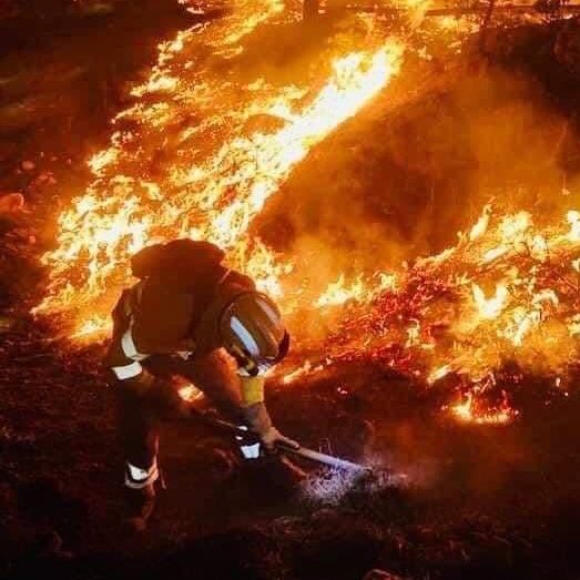 Efectivos terrestres trabajan durante la noche en labores de extinción consolidando un perímetro.