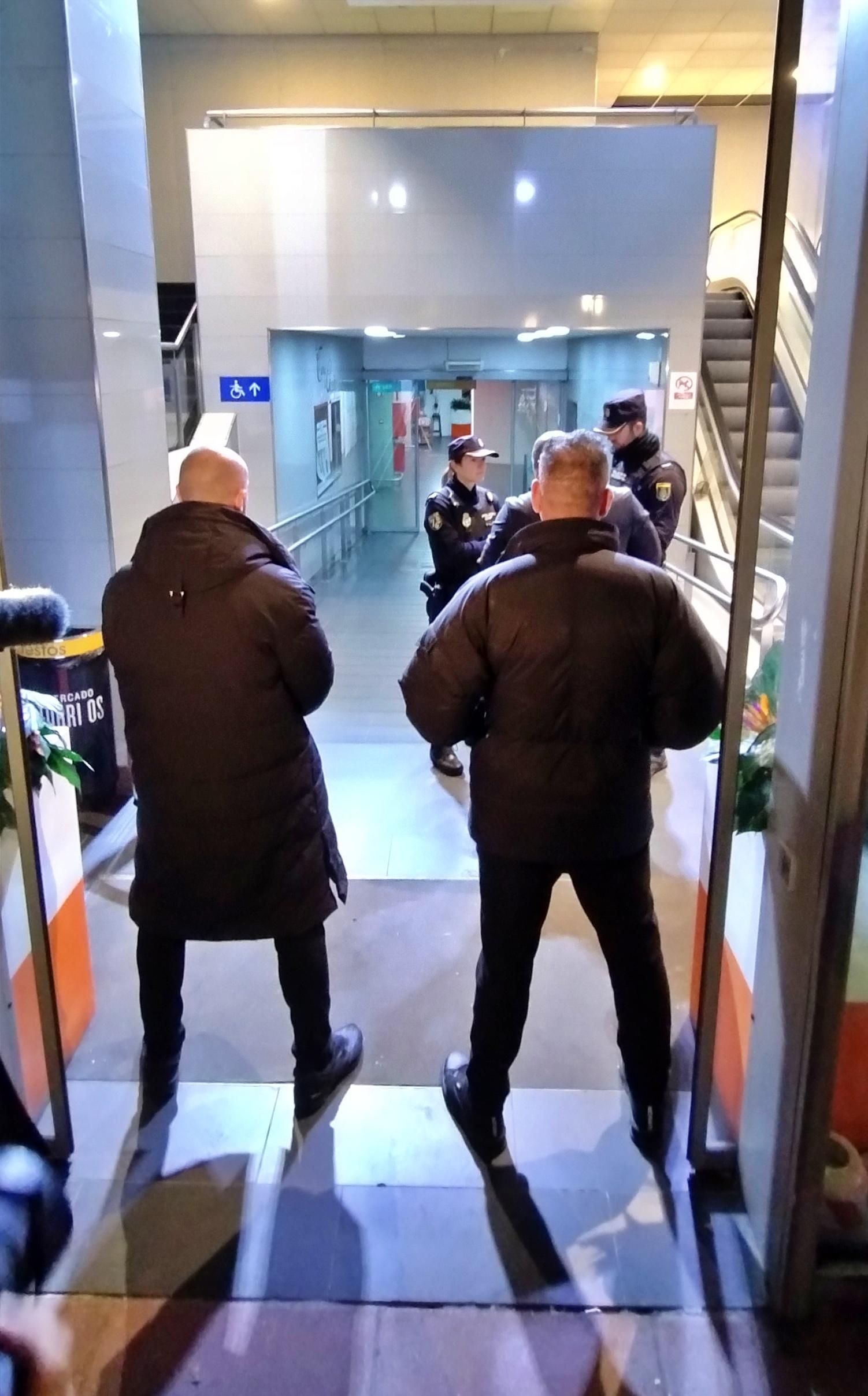 Guardias de seguridad bloquean la entrada al Mercado de Torrijos este lunes