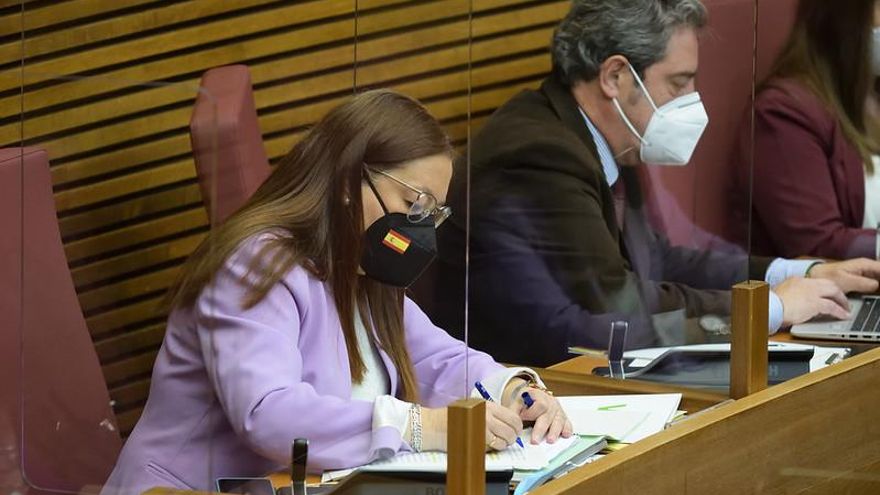 El presidente de grupo parlamentario Vox, José María Llanos, junto a la diputada Llanos Massó en su escaño en las Corts Valencianes