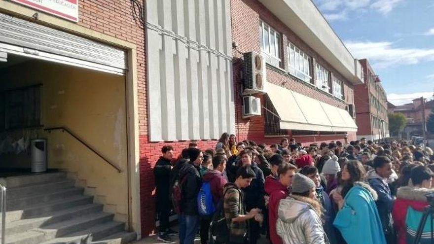 La protesta se desarrolló a las puertas de la Dirección Provincial de Educación. / C.J.D.