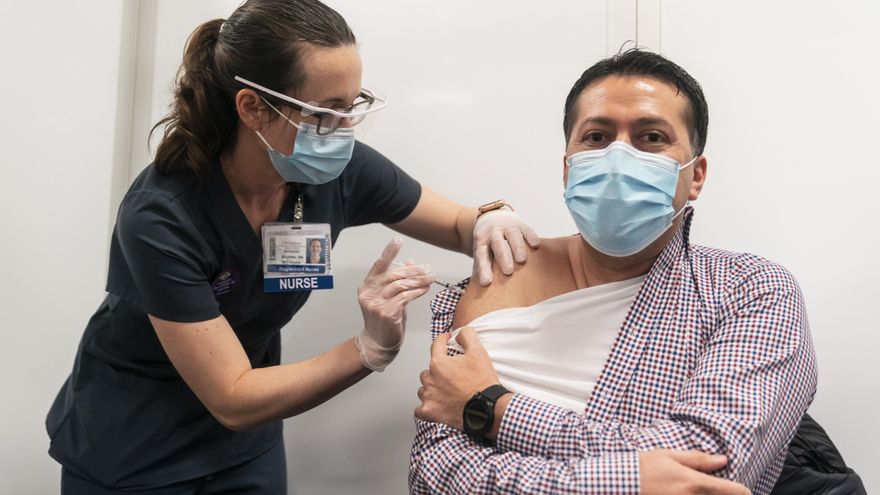 En Estados Unidos se han distribuido poco más de 17 millones de dosis de las vacunas contra el coronavirus SARS-CoV-2 y apenas 4,8 millones de personas han recibido la primera dosis. EFE/Stephen Brashear/Archivo