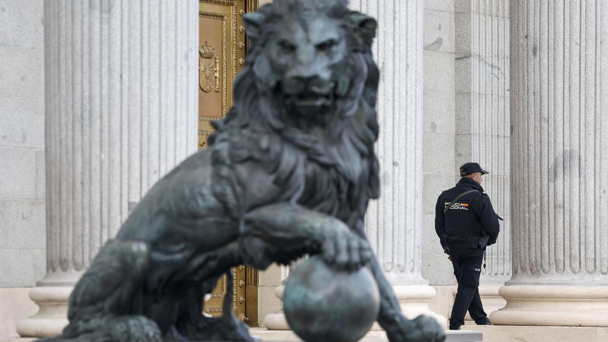 Imagen de archivo del exterior del Congreso de los Diputados. EFE/ Sergio Pérez