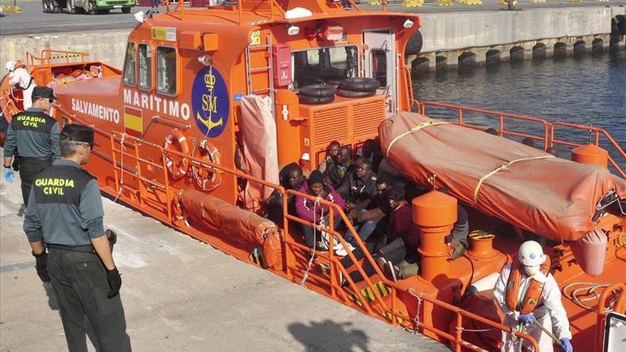 Diez inmigrantes alcanzan la costa de Ceuta tras desembarcar en una patera
