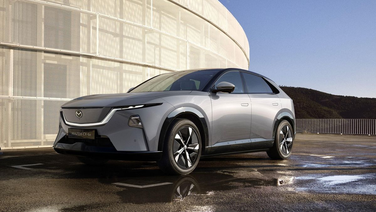 El nuevo eléctrico de Mazda luce una silueta limpia y refinada.