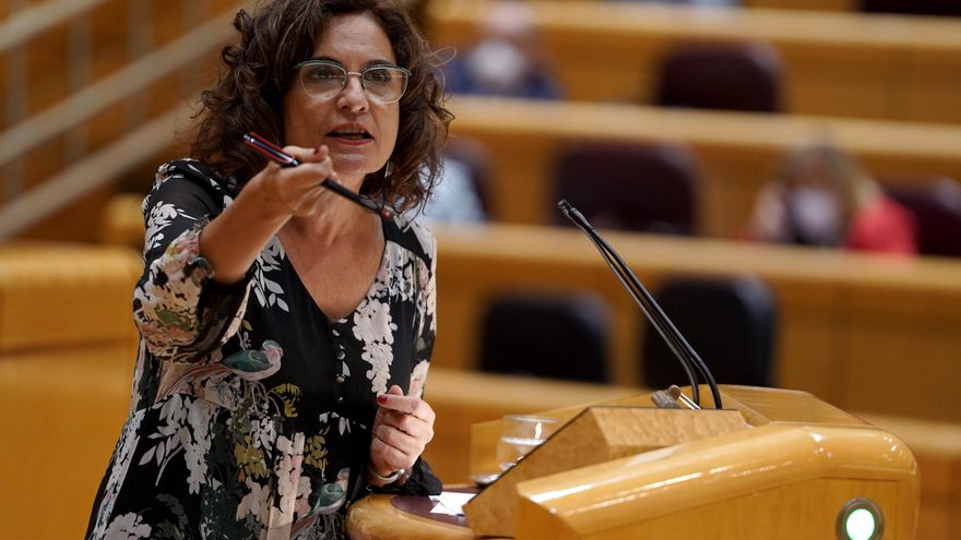 La portavoz del Gobierno y ministra de Hacienda, María Jesús Montero, interviene durante una sesión de control al Gobierno en el Senado.